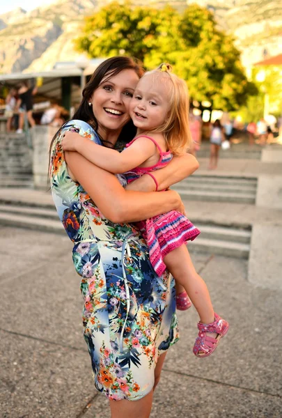 Ung mamma med barn utanför en sommardag — Stockfoto