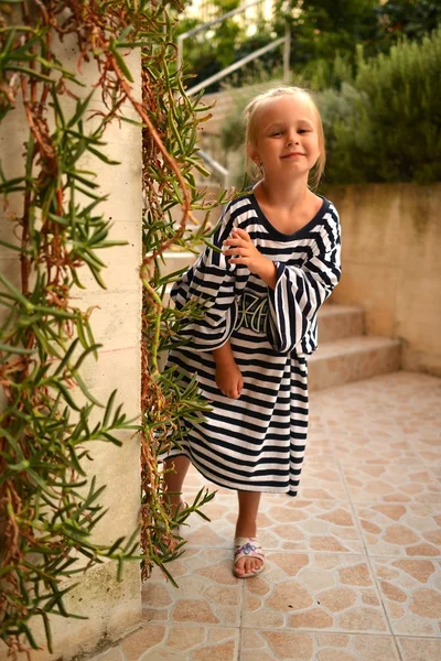 Portret van schattig klein meisje gekleed in een gestripte vest — Stockfoto