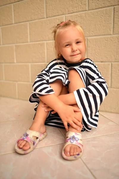 Πορτρέτο του χαριτωμένο μικρό κορίτσι, ντυμένος με ένα γιλέκο της απομισχωμένου — Φωτογραφία Αρχείου