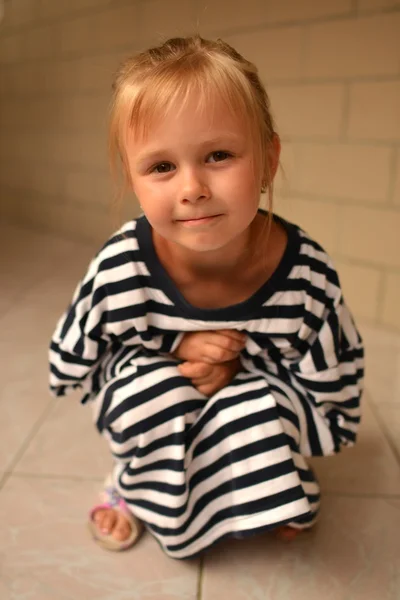 Aranyos kislány portréja egy lecsupaszított mellény öltözve — Stock Fotó