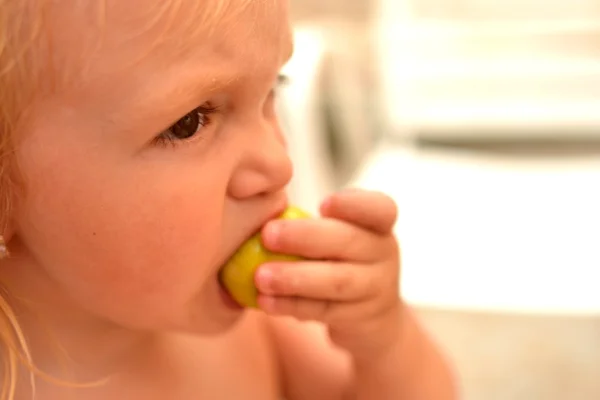 Meisje eten fig — Stockfoto