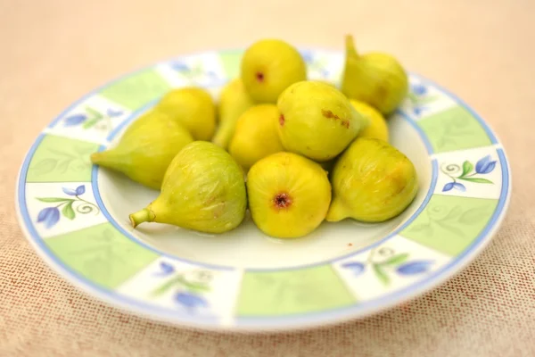 Figues jaunes sur l'assiette — Photo