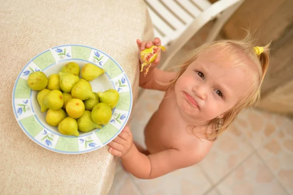 Meisje eten fig — Stockfoto