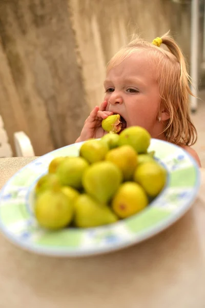 Menina comendo figo — Fotografia de Stock