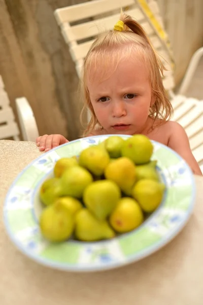 Girl and figs on the plate — Stock Photo, Image