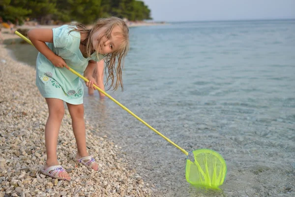 Schöne Mädchen an einem Strand — Stockfoto