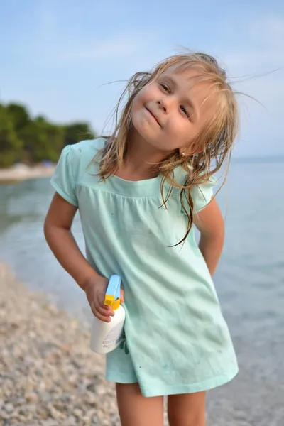 Hermosa chica en una playa —  Fotos de Stock