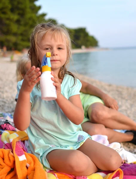 Belle fille sur une plage — Photo