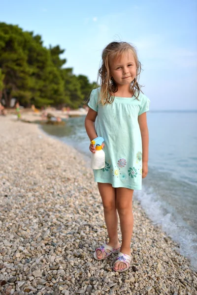 Schöne Mädchen an einem Strand — Stockfoto