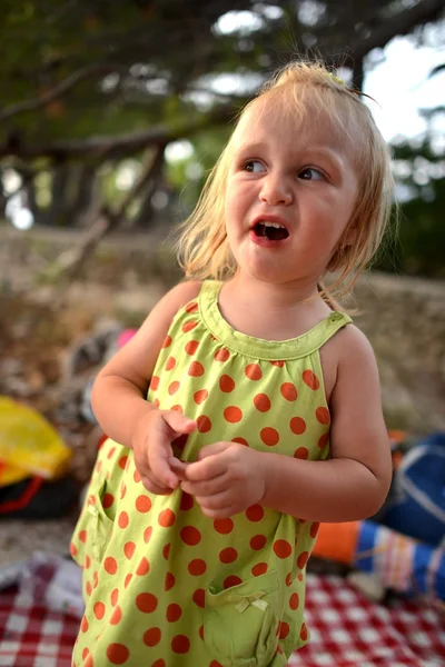 Schattige babymeisje buitenshuis — Stockfoto