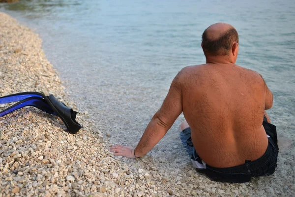 Άνθρωπος χαλαρώνοντας στην παραλία — Φωτογραφία Αρχείου