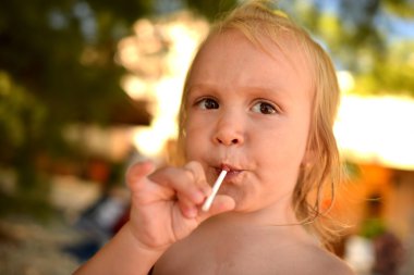 Küçük tatlı bir kızın portresi.