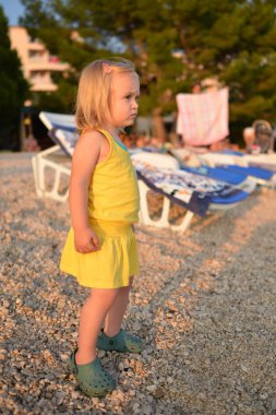 bir plajda güzel bir kız