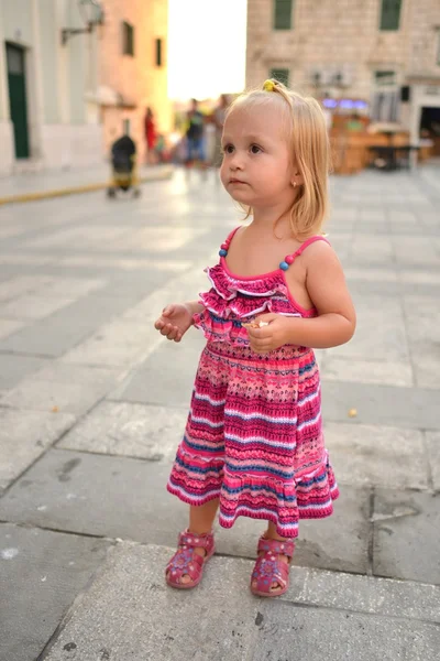 かわいい赤ちゃんの女の子屋外 — ストック写真