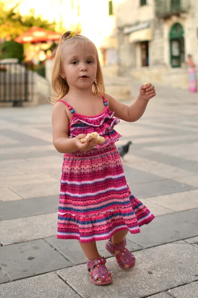 Cute baby girl outdoors — Stock Photo, Image