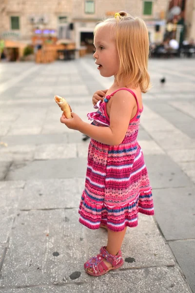 Bébé fille mignonne en plein air — Photo