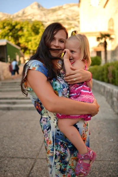 Junge Mutter mit Kind an einem Sommertag draußen — Stockfoto