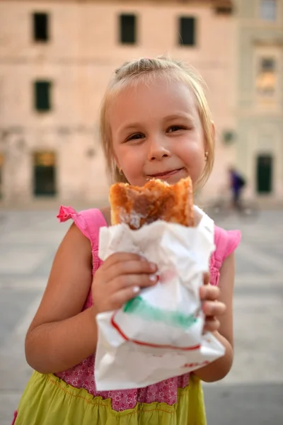Una bambina che mangia panino alla baguette — Foto Stock