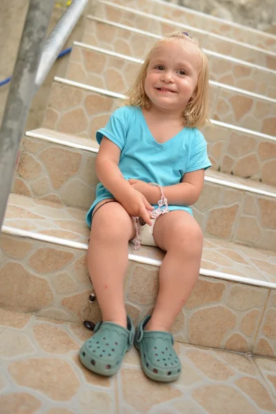 Bébé fille mignonne en plein air — Photo