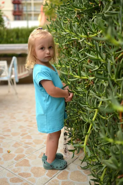 Niedliches Baby Mädchen im Freien — Stockfoto