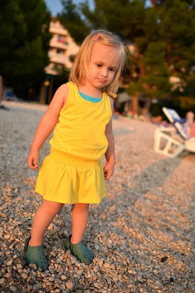 Menina bonita em uma praia — Fotografia de Stock