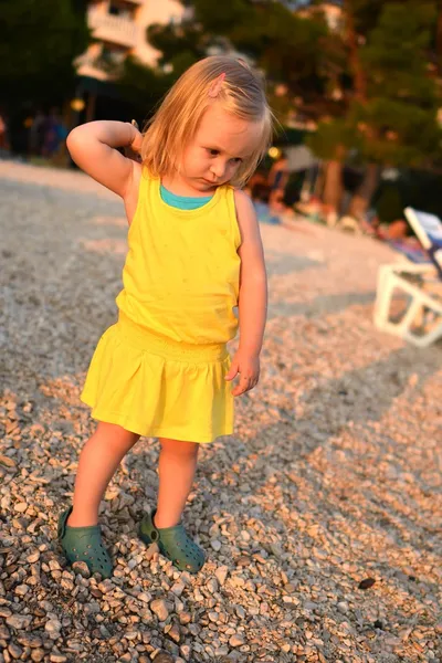 Vacker flicka på en strand — Stockfoto