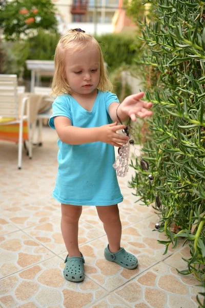 Cute baby girl outdoors — Stock Photo, Image