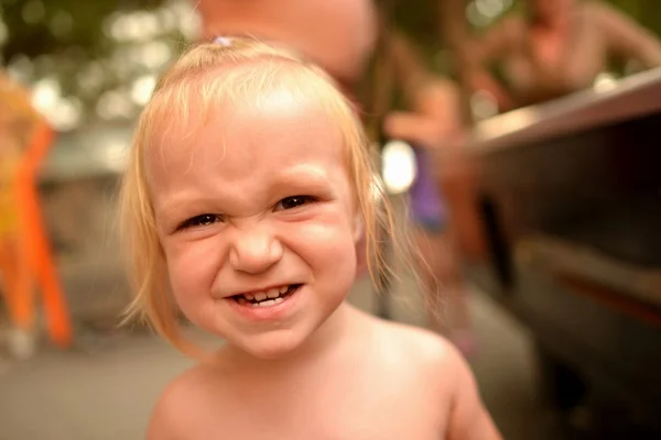 Portret van schattig klein meisje — Stockfoto