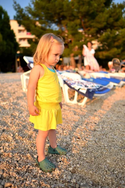 Menina bonita em uma praia — Fotografia de Stock