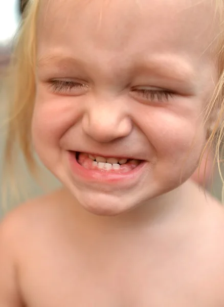 Portret van schattig klein meisje — Stockfoto