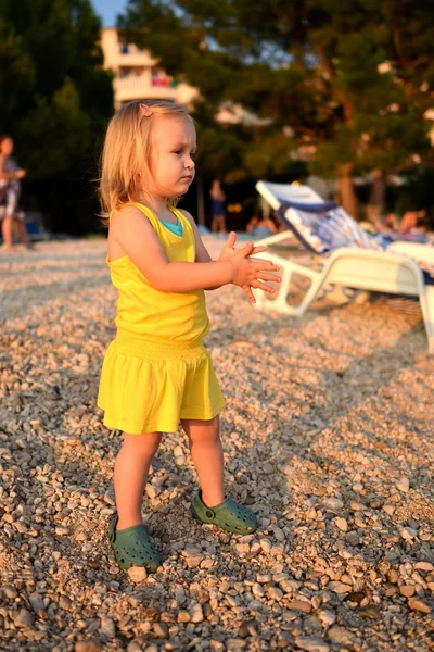 Vacker flicka på en strand — Stockfoto