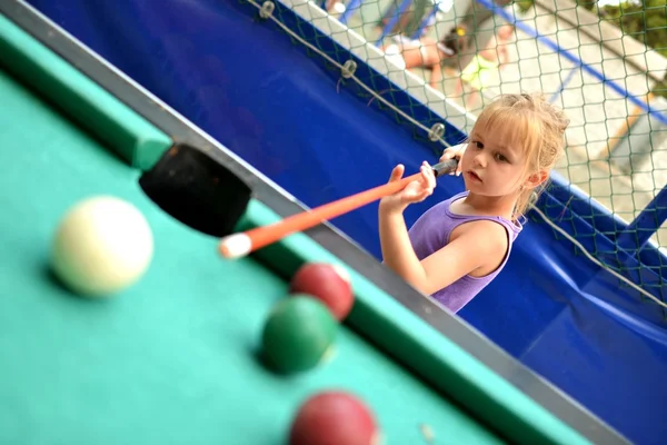 Petite fille mignonne jouant au billard — Photo