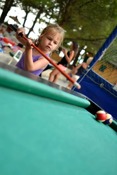 Linda niña jugando al billar —  Fotos de Stock