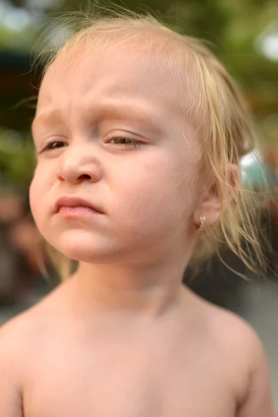 Portret van schattig klein meisje — Stockfoto