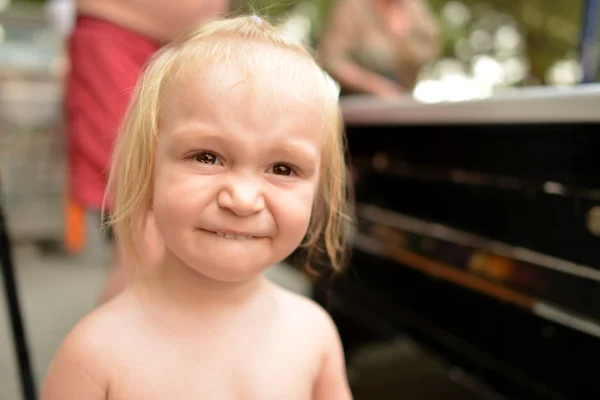 Retrato de linda niña — Foto de Stock