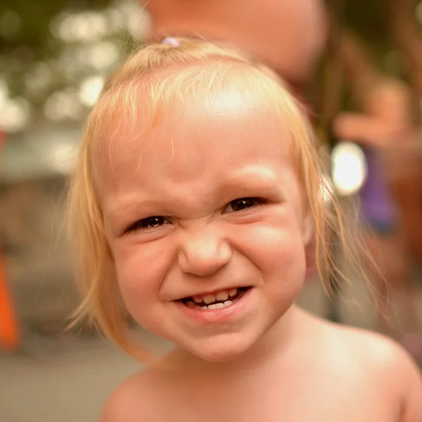 Küçük tatlı bir kızın portresi. — Stok fotoğraf