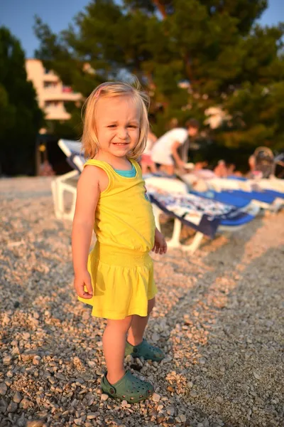 Menina bonita em uma praia — Fotografia de Stock