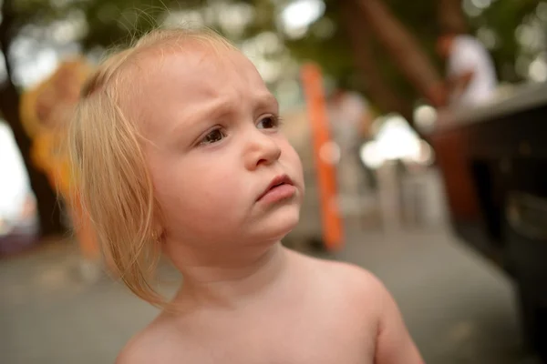 Portrait de mignonne petite fille — Photo