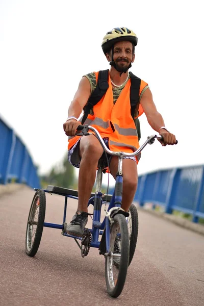 Людина триколісний велосипед їзда — стокове фото