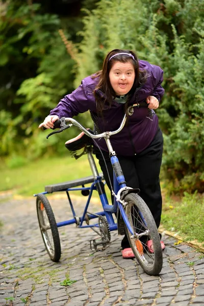 Mujer cabalgando triciclo — Foto de Stock