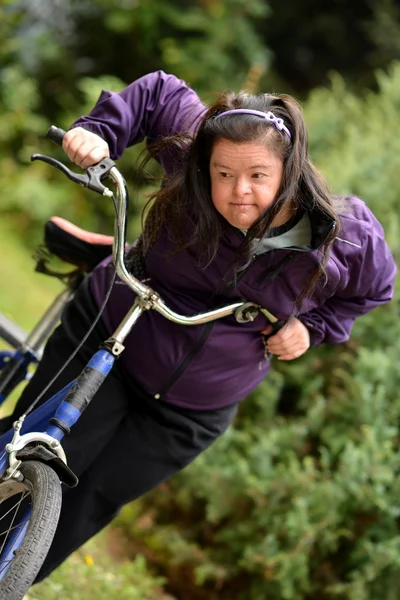 Frau fährt Trike — Stockfoto