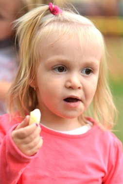 küçük kız yemek Mısır nibbles