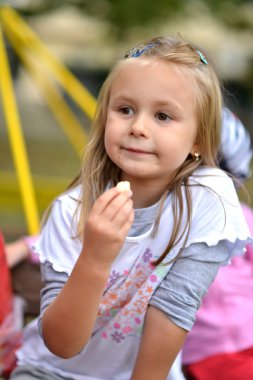 klein meisje chips eten