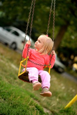 Salıncakta sallanan bebek