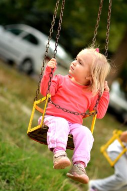 Salıncakta sallanan bebek