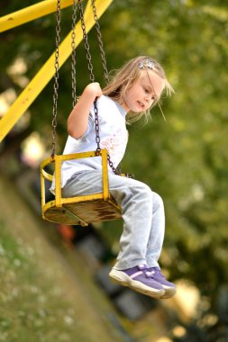 Kız salıncakta oynarken