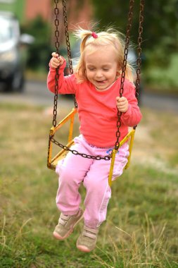 Salıncakta sallanan bebek