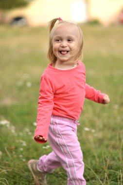 Açık oynayan bebek