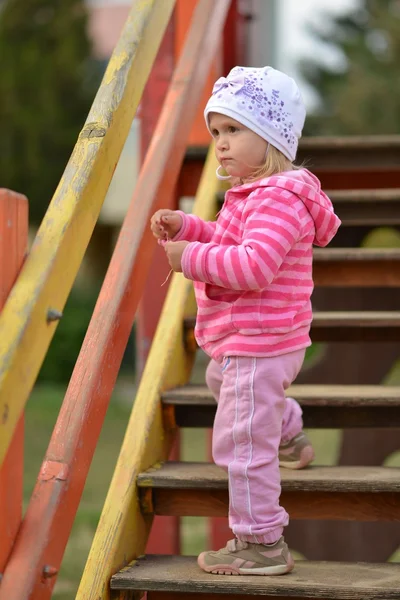 Kleines Mädchen auf Spielplatz im Freien — Stockfoto