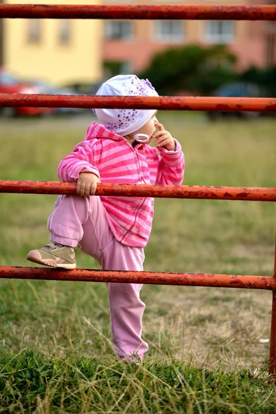 Menina no parque infantil ao ar livre — Fotografia de Stock